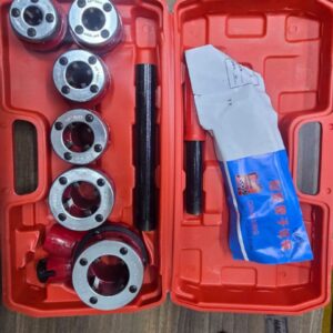 Manual ratchet pipe threader kit. ½ to 1¼